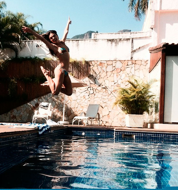 Isis Valverde aproveita dia de calor na piscina