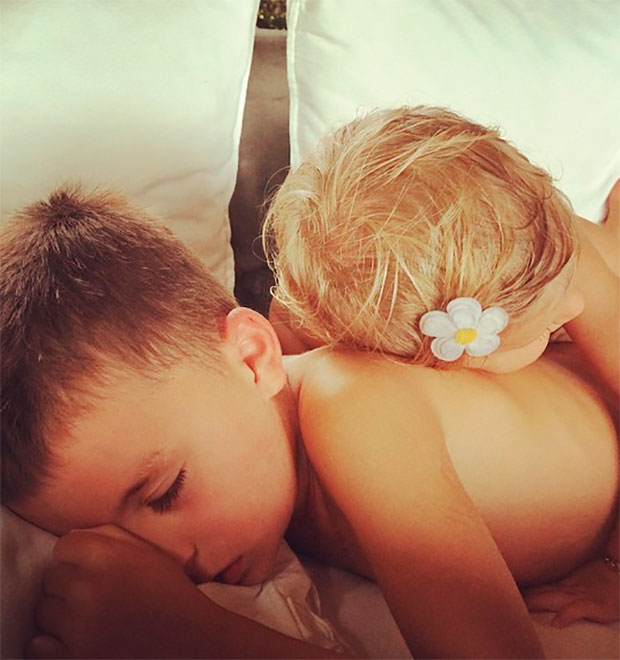 Gisele Bündchen posta foto dos filhos abraçados e dormindo juntos