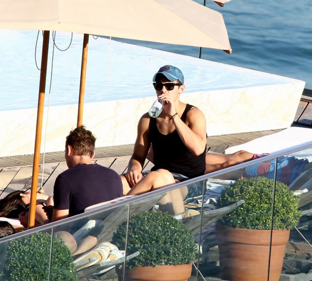Joe Jonas come açaí na piscina de hotel carioca
