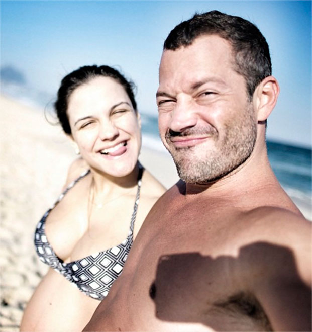 Malvino Salvador exibe barrigão da namorada em dia na praia