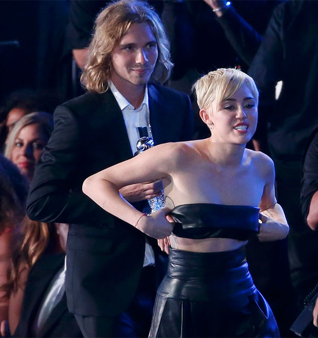 Miley Cyrus explica porque deixou garoto de rua fazer discurso de agradecimento por ela no <i>VMA</i>