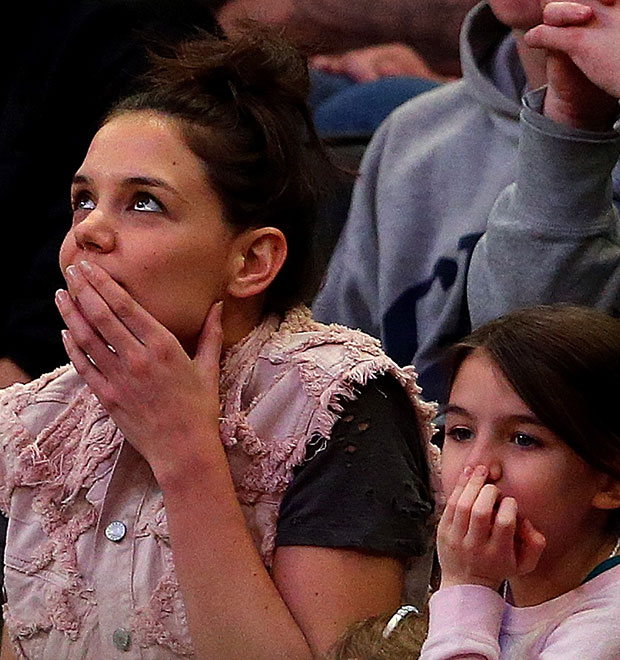 Katie Holmes oferece mais de dois mil reais por cachorrinho perdido de Suri Cruise