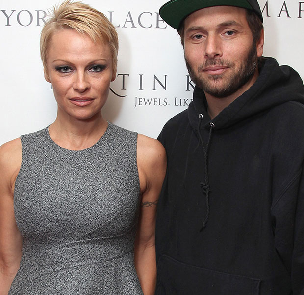 Pamela Anderson desiste de divórcio