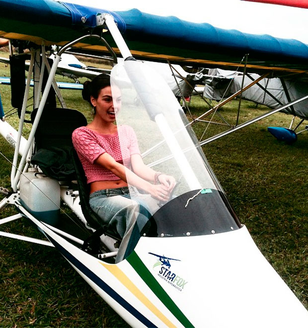 Isis Valverde se diverte com avião em gravações