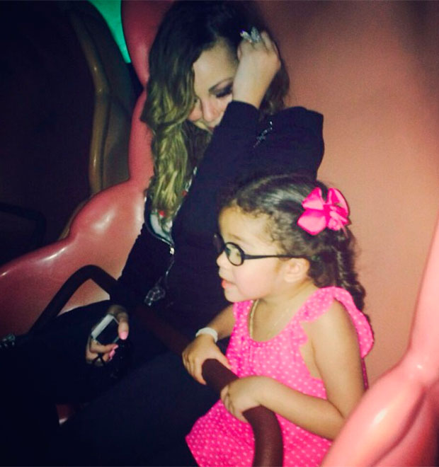 Sem aliança, Mariah Carey sai com os filhos para jantar