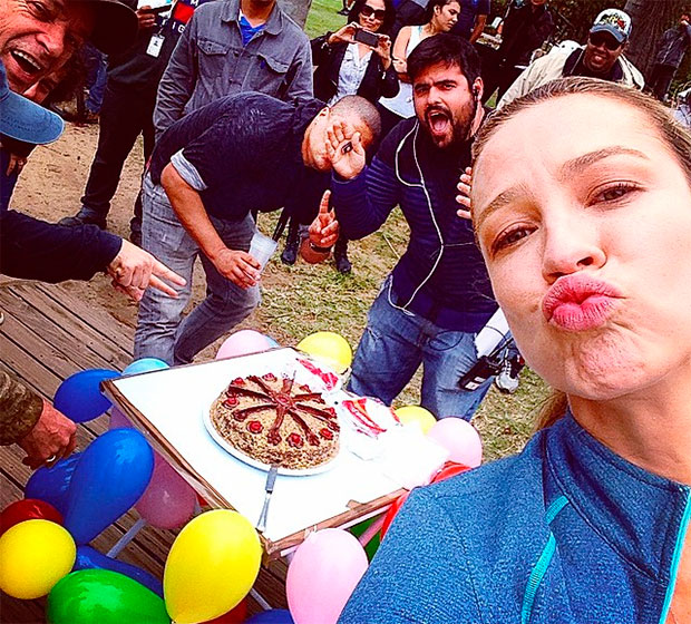 Luana Piovani ganha bolo de aniversário nos bastidores de série
