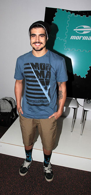 Caio Castro participa de feira <i>fitness</i>. Confira!