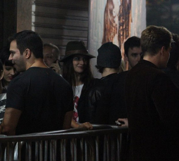 Alinne Moraes deixa filho em casa para curtir boate com marido