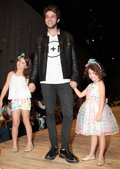 Chay Suede faz sucesso com público infantil em desfile e diz: <i>- criança é vida</i>