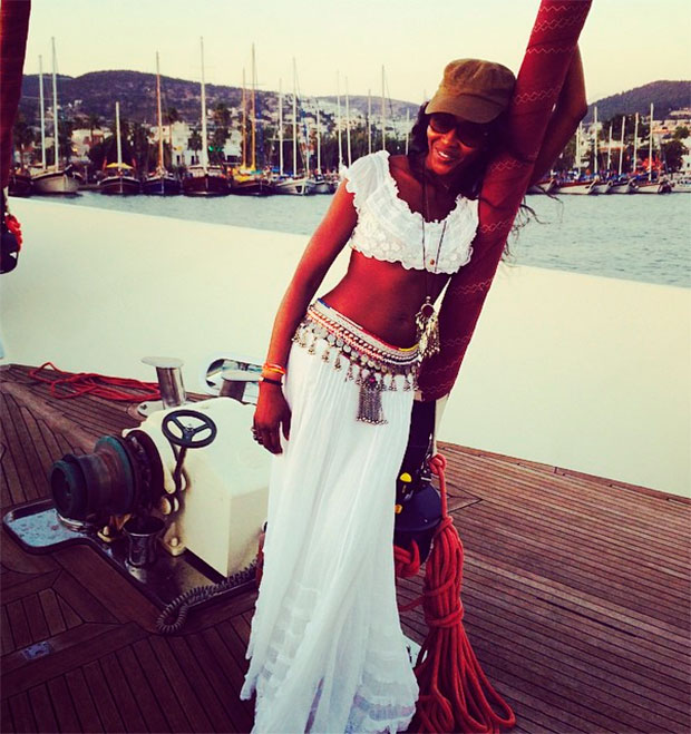 Naomi Campbell deixa barriga à mostra com <i>top cropped</i>