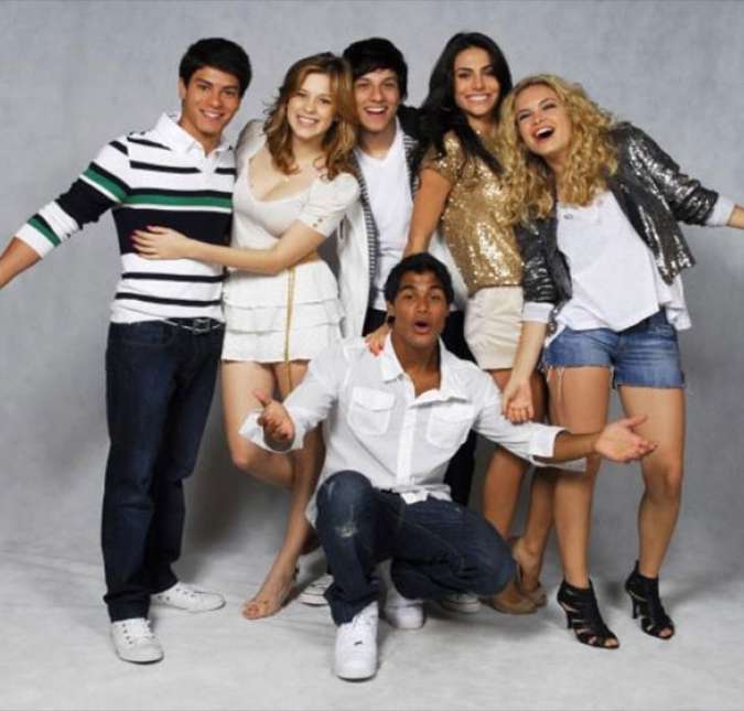 A versão mexicana de Rebelde fez - e ainda faz - o maior sucesso com o público jovem. Mas o seu remake de mesmo nome, feito pela Record não ficou muito atrás, lançando ainda mais nomes como Chay Suede, Arthur Aguiar e Sophia Abrahão.