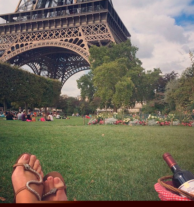 Eliana descansa e faz pic nic perto da Torre Eiffel