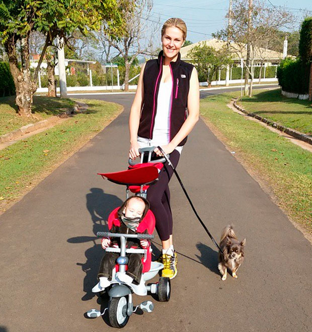 Ana Hickmann passeia com o cachorro e o filho