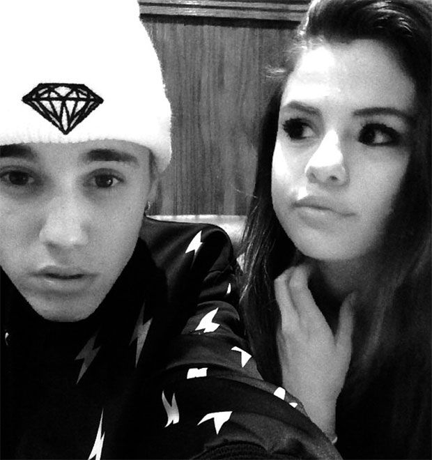 Justin Bieber e Selena Gomez andam a cavalo e de quadriciclo em férias