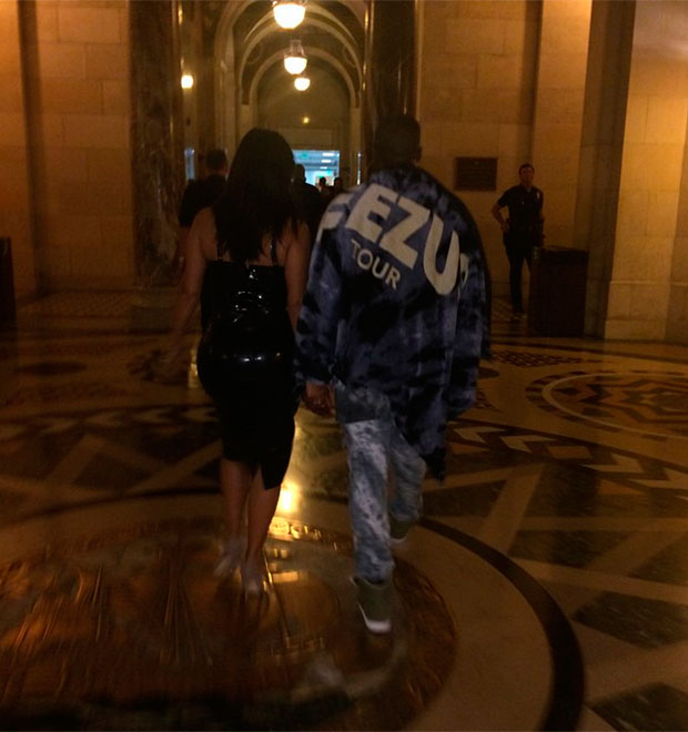 Kim Kardashian e Kanye West andam de mãos dadas após <i>show</i>