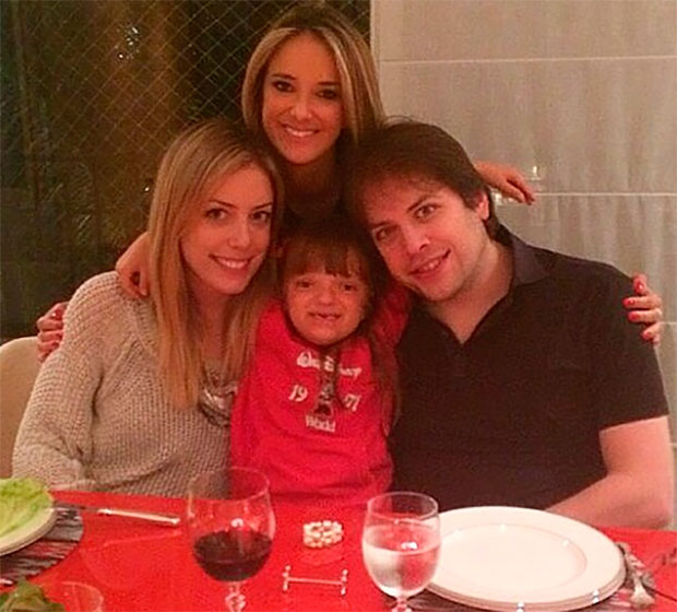 Ticiane Pinheiro posa ao lado dos filhos de Roberto Justus