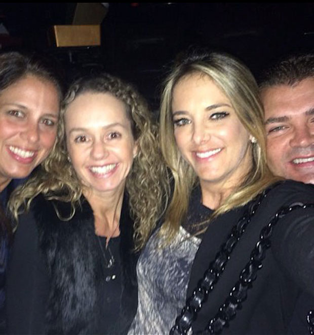 Solteira, Ticiane Pinheiro curte cinema com amigos