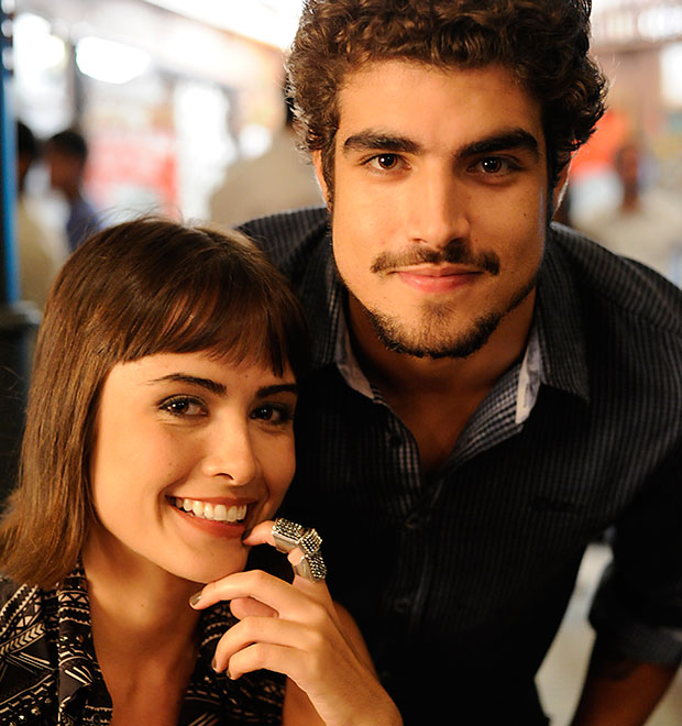 Maria Casadevall e Caio Castro teriam completado um ano de namoro, afirma jornal