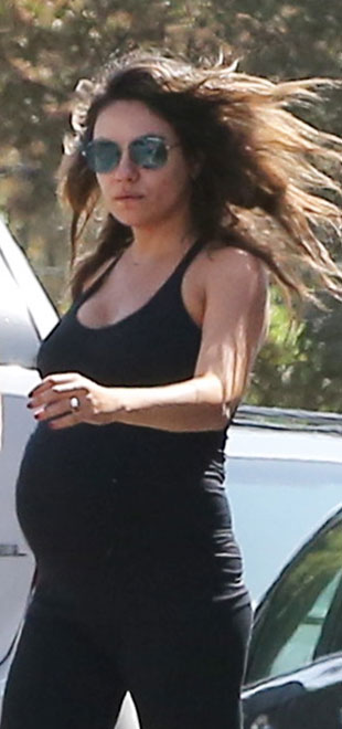Mila Kunis deixa barriga de grávida à mostra com roupas de <i>yoga</i>