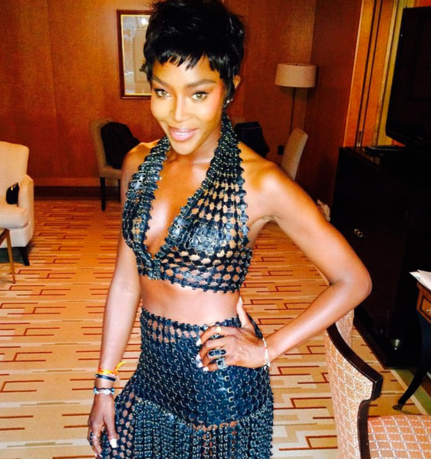 Naomi Campbell muda o visual e adota cabelo curtinho