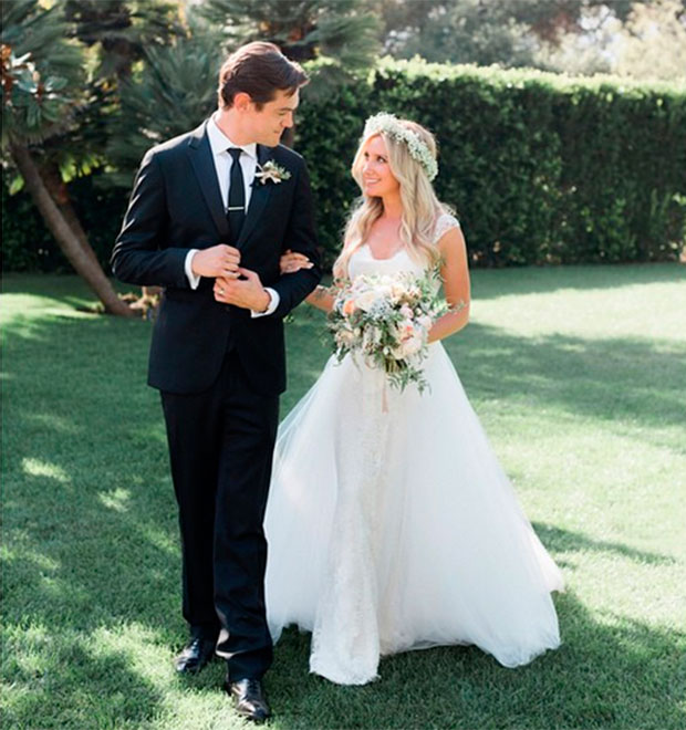 Ashley Tisdale se casa após um ano de noivado, veja a foto!