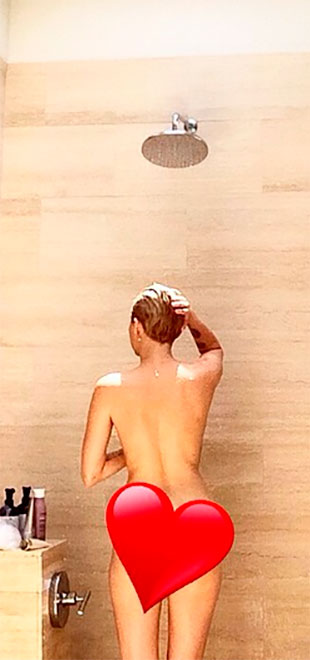 Miley Cyrus posa nua e com coração na <i>derrière</i>