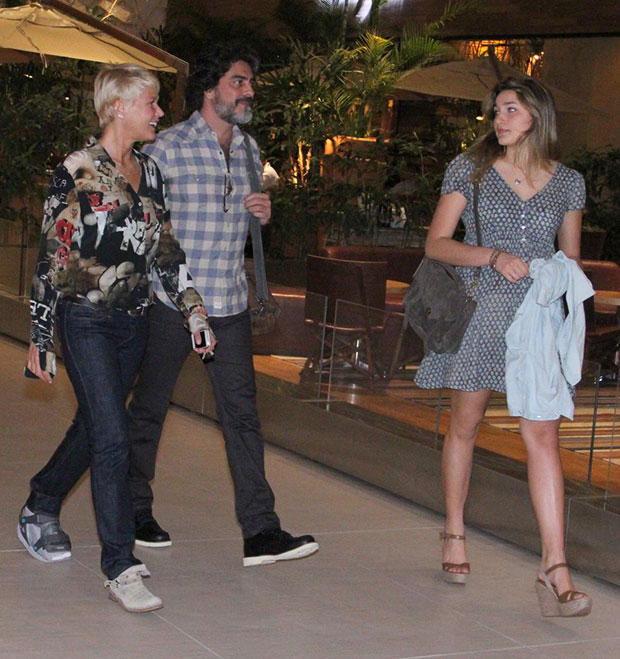 Xuxa janta com Junno Andrade e Sasha em <i>shopping</i> no Rio de Janeiro