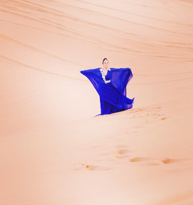 Lady Gaga posa no deserto de Dubai e promete: <i>Eu vou voltar</i>
