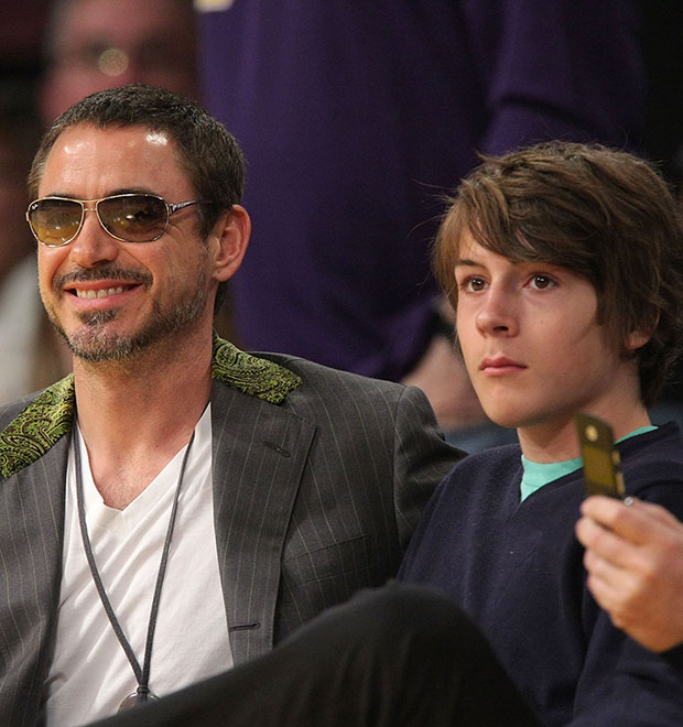 Robert Downey Jr. comparece à audiência do filho preso