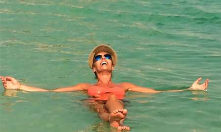 Adriane Galisteu mostra corpão boiando no Mar Morto em Israel!