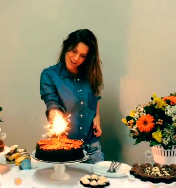 Carolina Dieckmann ganha bolo de aniversário antecipado!