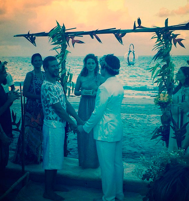 Leandra Leal conduz casamento de ex-<i>BBB</i> Aslan com companheiro