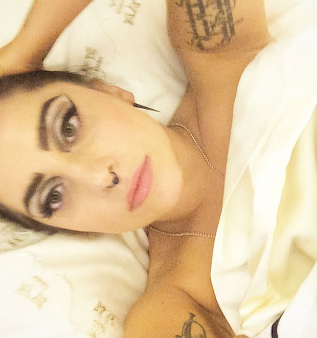 Lady Gaga chora de felicidade e agradece os fãs por todo o apoio