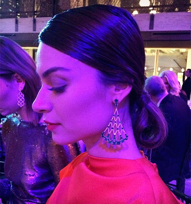 Thaila Ayala faz o próprio penteado para evento de gala em Nova York
