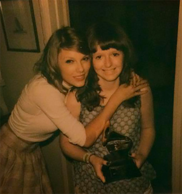 Taylor Swift faz sessão de seu novo álbum para fãs em sua casa!