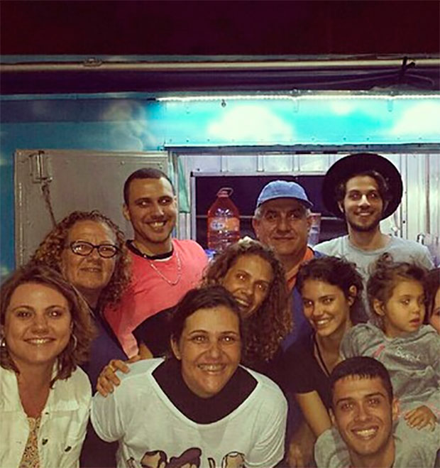 Chay Suede comemora aniversário de Laura Neiva com a família da atriz