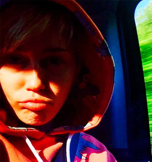 Prestes a chegar ao Brasil, Miley Cyrus publica imagem de dentro do carro