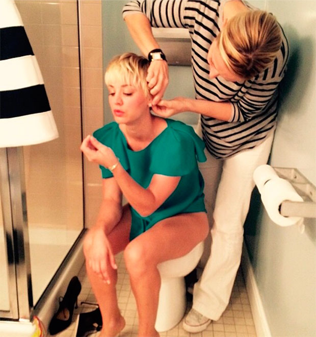 Kaley Cuoco posa sentada em vaso sanitário, veja a foto!