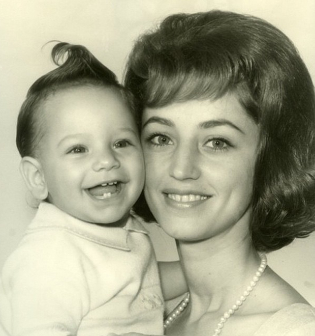 John Stamos, de <i>Três É Demais</i>, lamenta morte da sua mãe