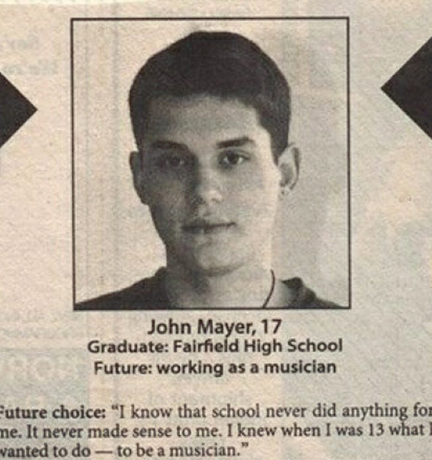 John Mayer mostra recorte de jornal de quase vinte anos atrás que diz: <i>Futuro: trabalhar como músico</i>
