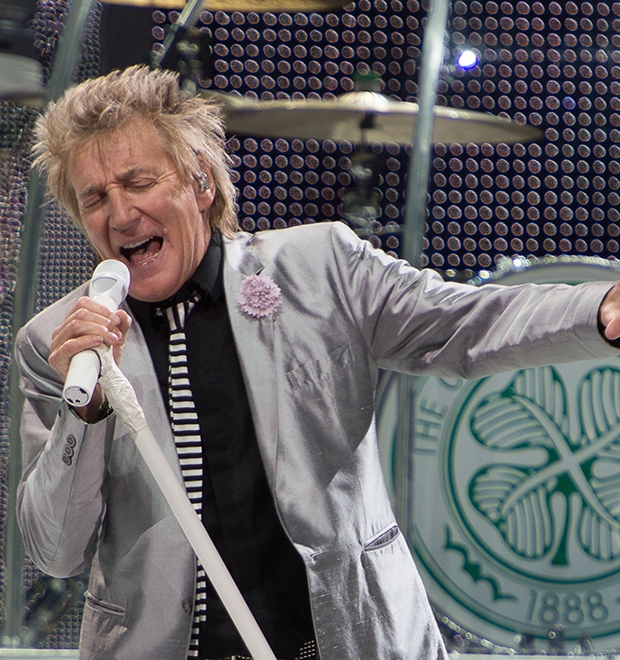 Rod Stewart quebra nariz de fã e é processado. Saiba mais!