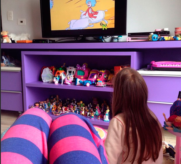 De pijama, Ticiane Pinheiro assiste filme com a filha