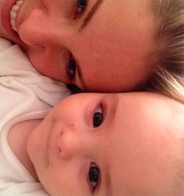 Ana Hickmann posta foto do filho para avisar fim da viagem