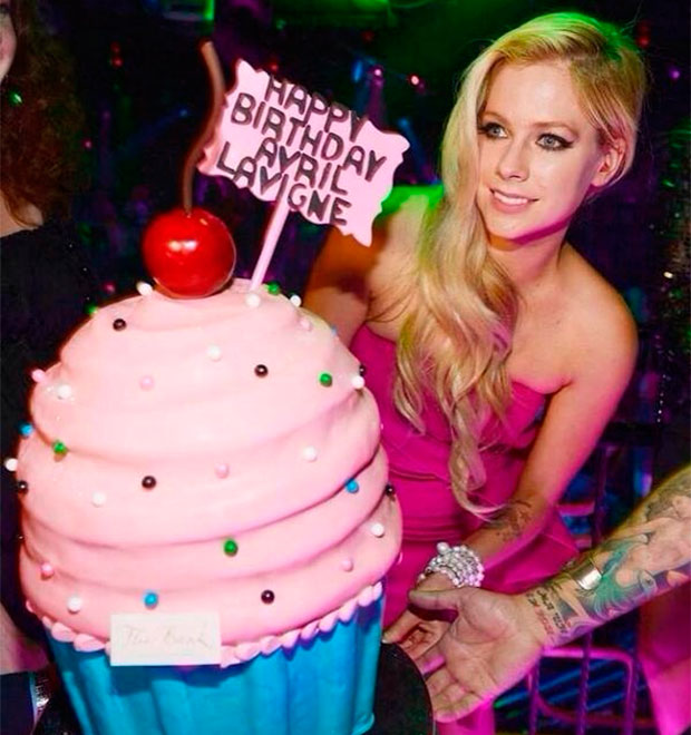 Avril Lavigne ganha <i>cupcake</i> gigante de aniversário