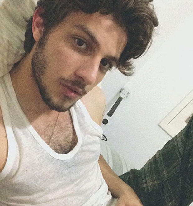 Chay Suede usa regata reveladora em foto de <i>Instagram</i>