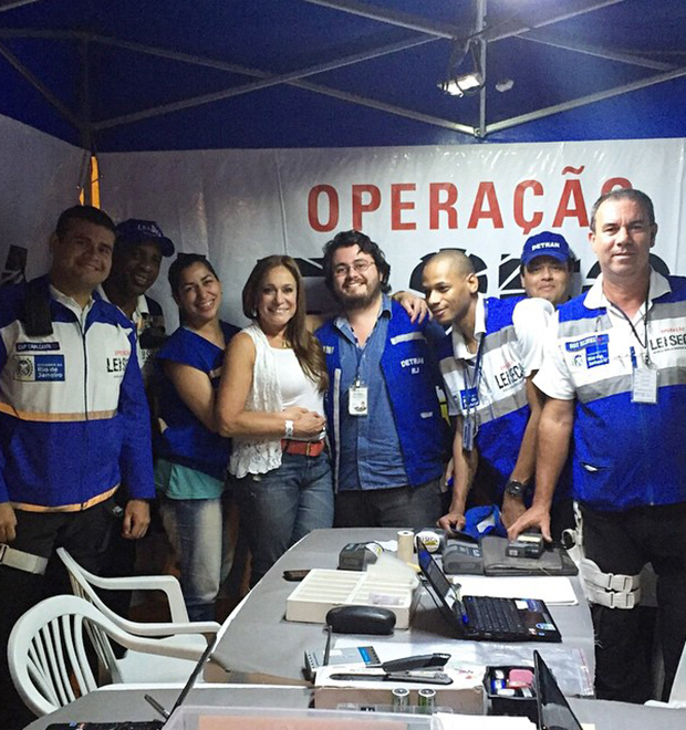Susana Vieira posa com policiais depois de ser barrada em <i>blitz</i>
