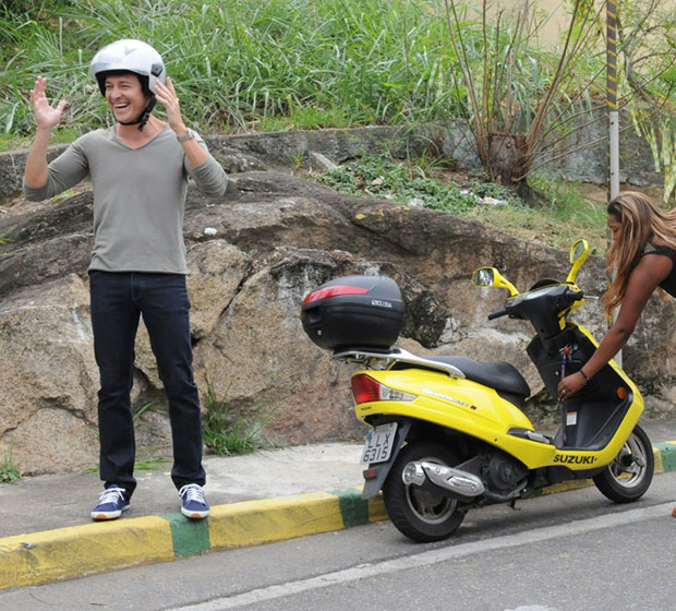 Rodrigo Faro usa peruca loira e anda de moto em seu programa, confira as fotos!