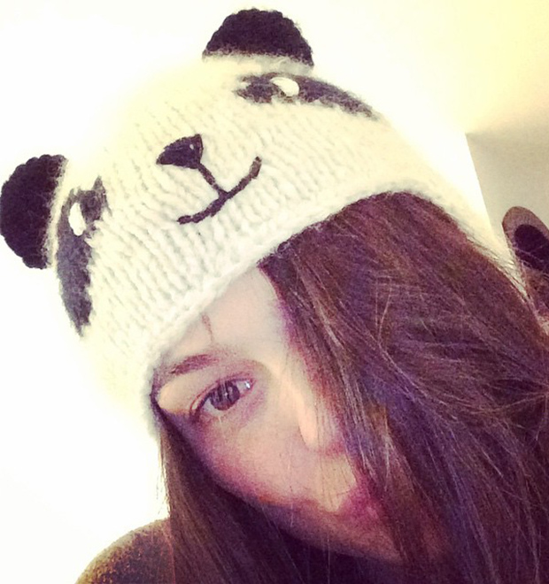 Descontraída, Isis Valverde posa com gorro de panda para desejar boa noite aos fãs