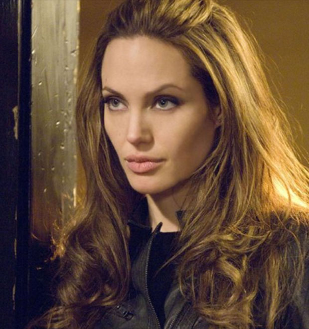 Angelina Jolie declara: -<i>Me sinto em contato com minha mãe quando olho para meus filhos</i>