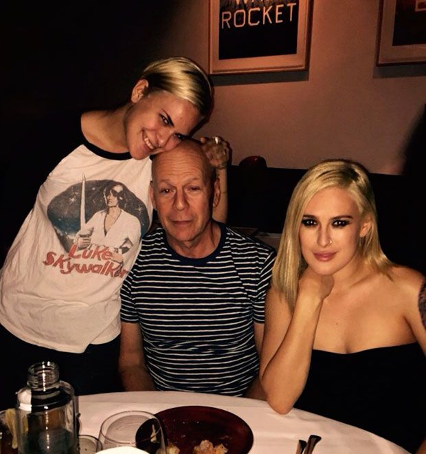 Bruce Willis janta com as filhas Tallulah e Rumer nos Estados Unidos